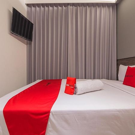 Hotel RedDoorz near Taman Rejomulyo Semarang Exterior foto
