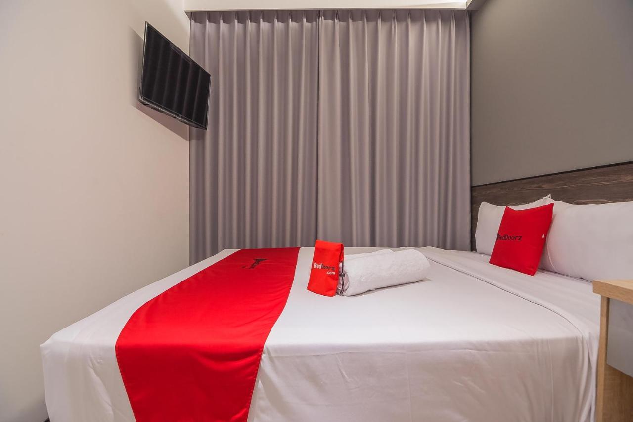 Hotel RedDoorz near Taman Rejomulyo Semarang Exterior foto