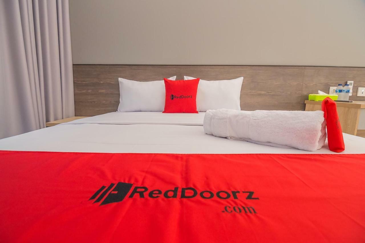Hotel RedDoorz near Taman Rejomulyo Semarang Exterior foto