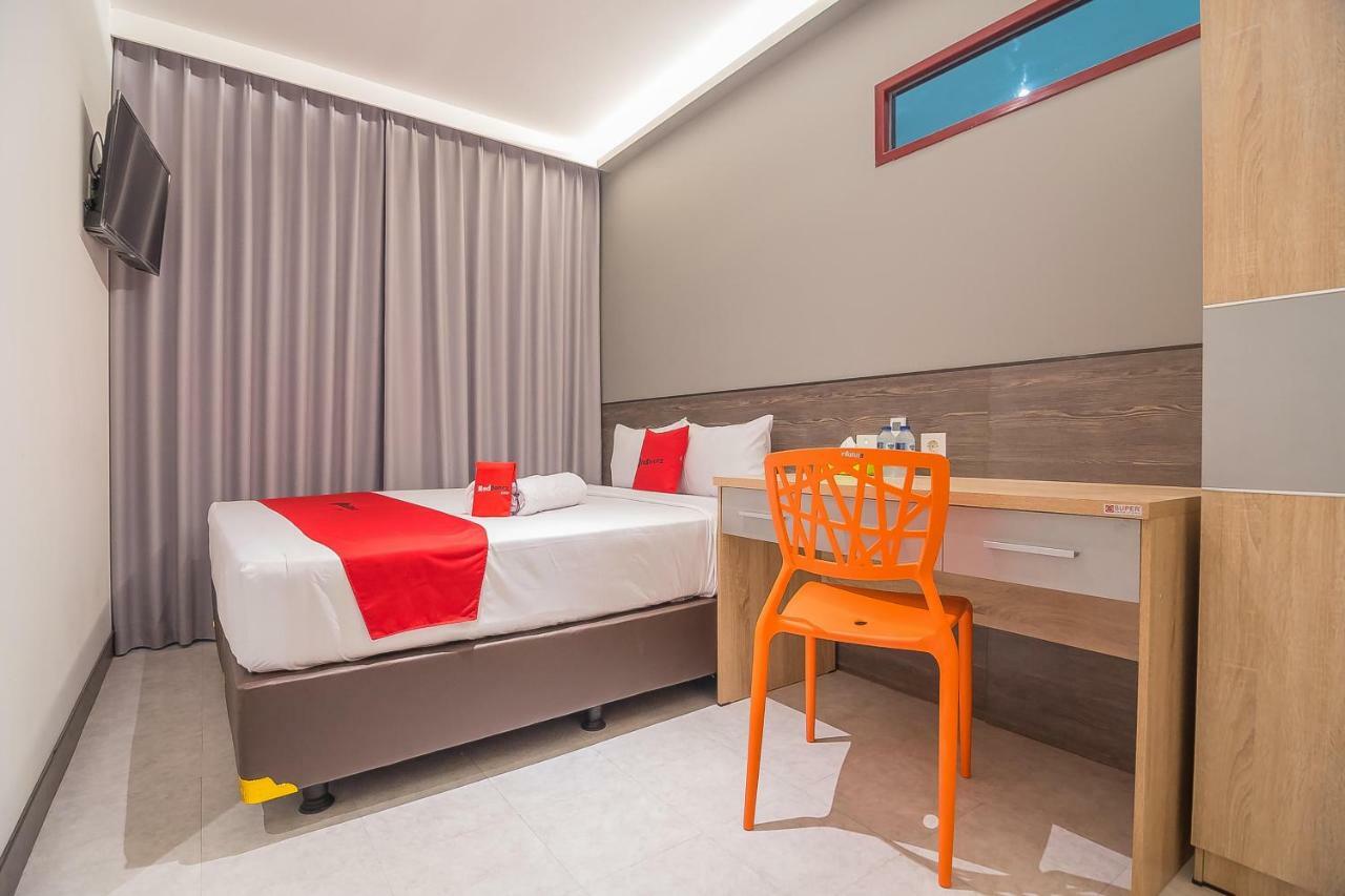 Hotel RedDoorz near Taman Rejomulyo Semarang Exterior foto